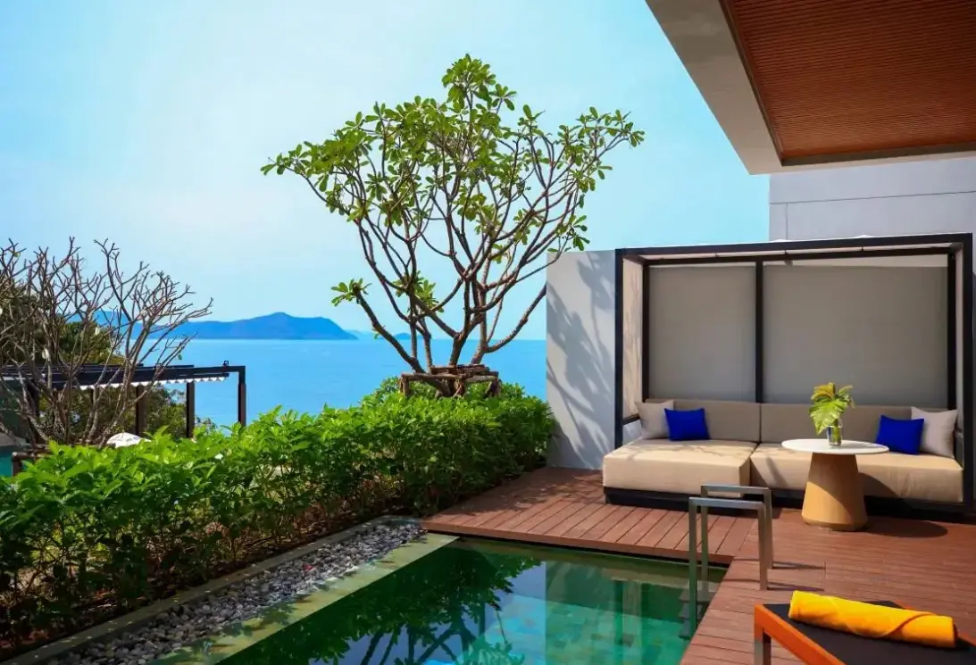 Basen w hotelu Renaissance Pattaya Resort & Spa