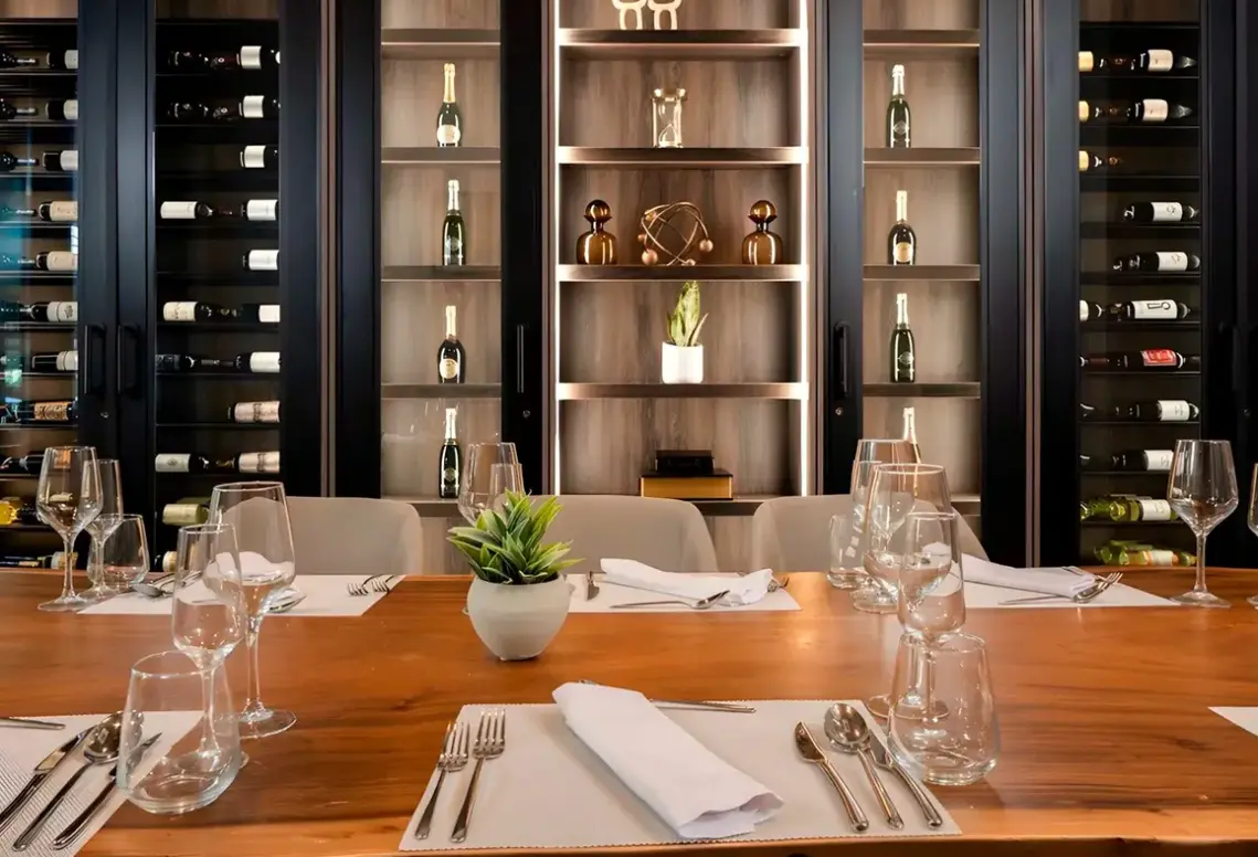Restauracja i jedzenie w hotelu Serenade All Suites