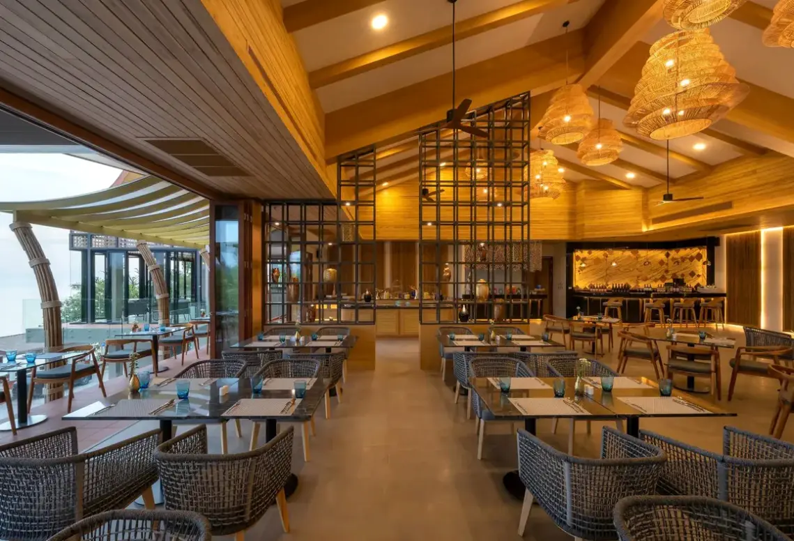 Restauracja i jedzenie w hotelu Sinae Phuket Luxury Hotel