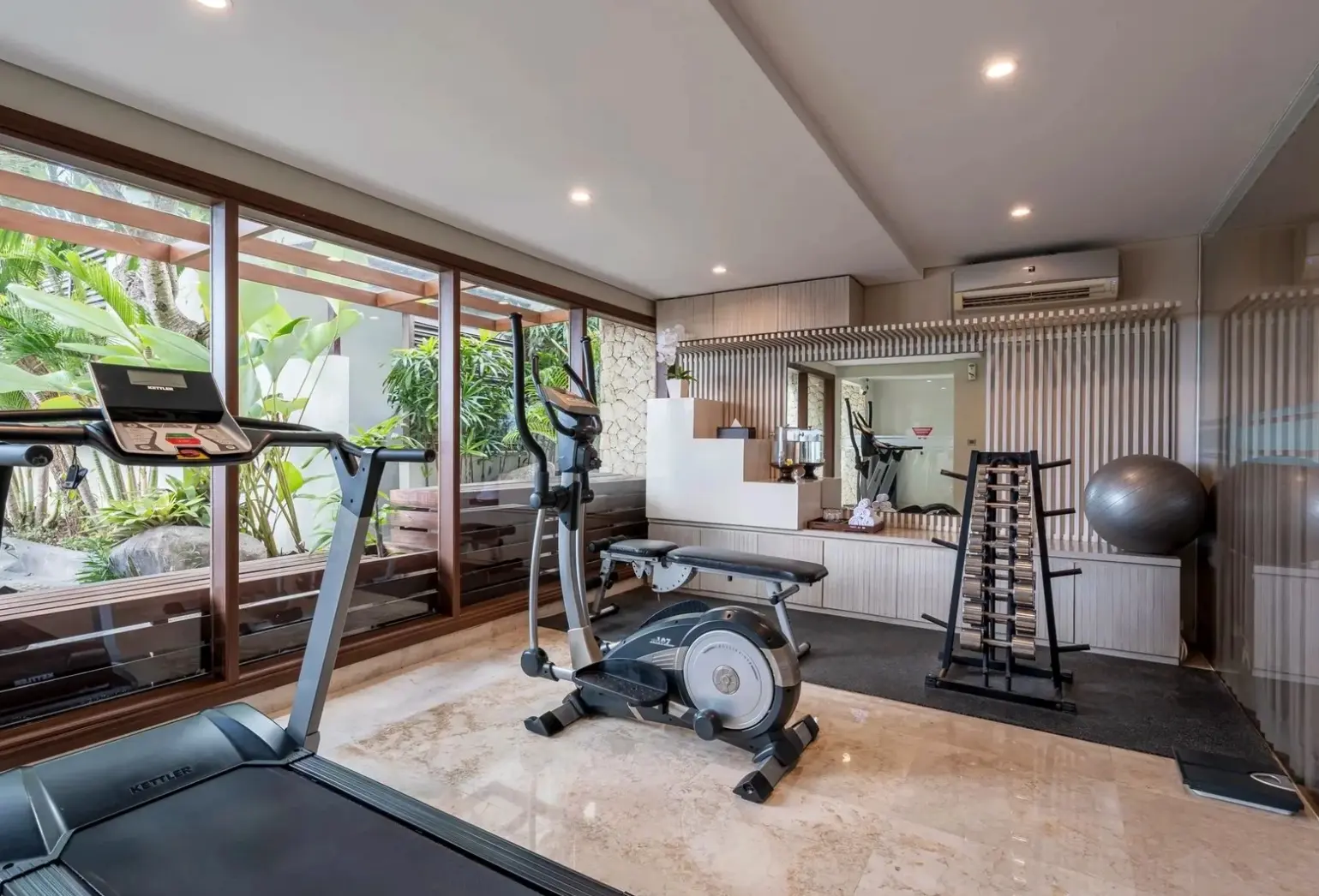 Siłownia w hotelu Tanadewa Villas Nusa Dua Bali by Cross Collection