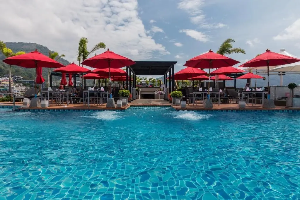 Basen w hotelu The Charm Resort Phuket