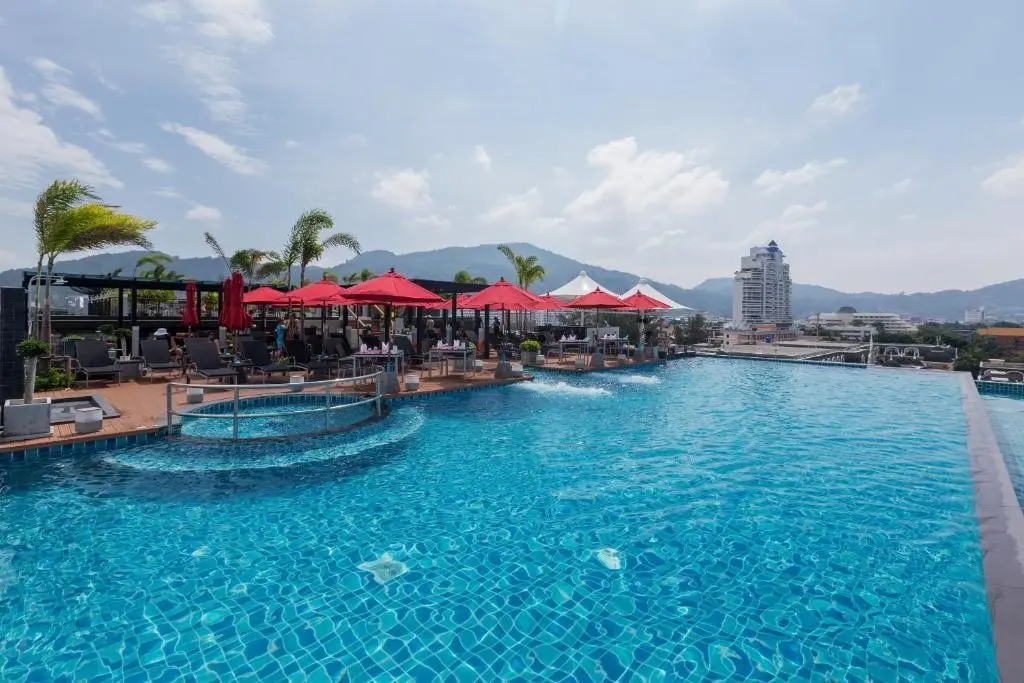 Basen w hotelu The Charm Resort Phuket