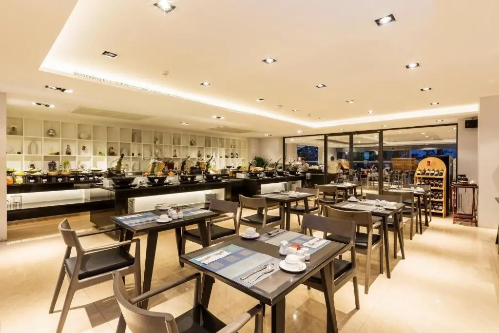 Restauracja i jedzenie w hotelu The Charm Resort Phuket