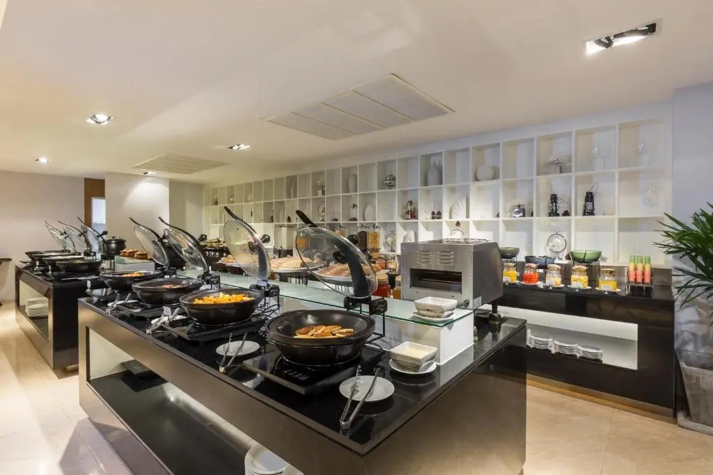 Restauracja i jedzenie w hotelu The Charm Resort Phuket