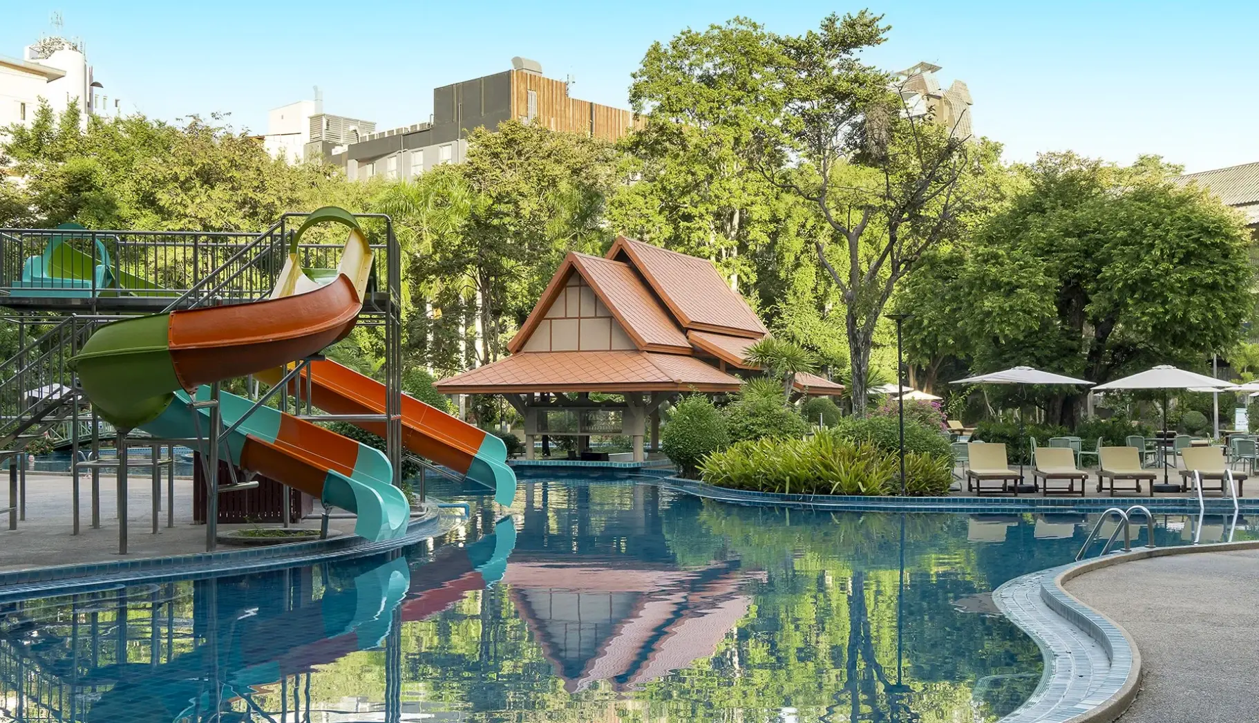 Basen w hotelu The Green Park Resort