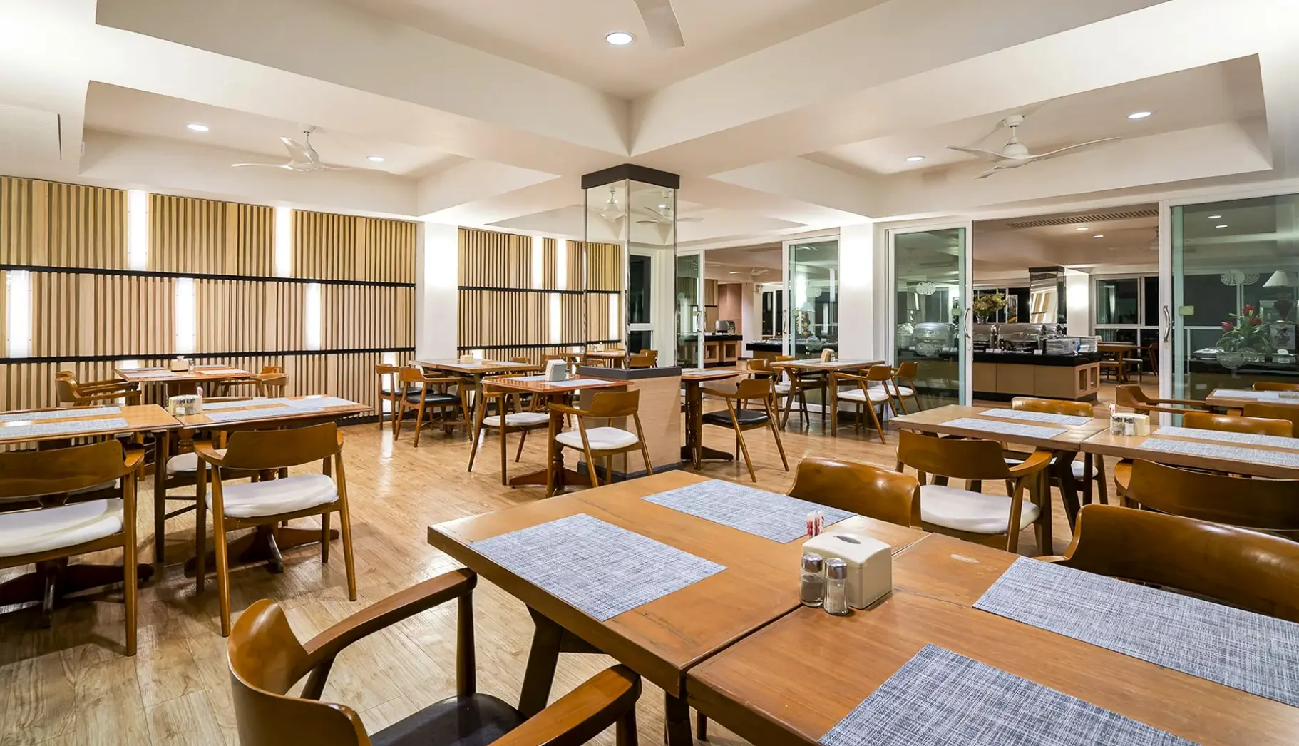 Restauracja i jedzenie w hotelu The Green Park Resort