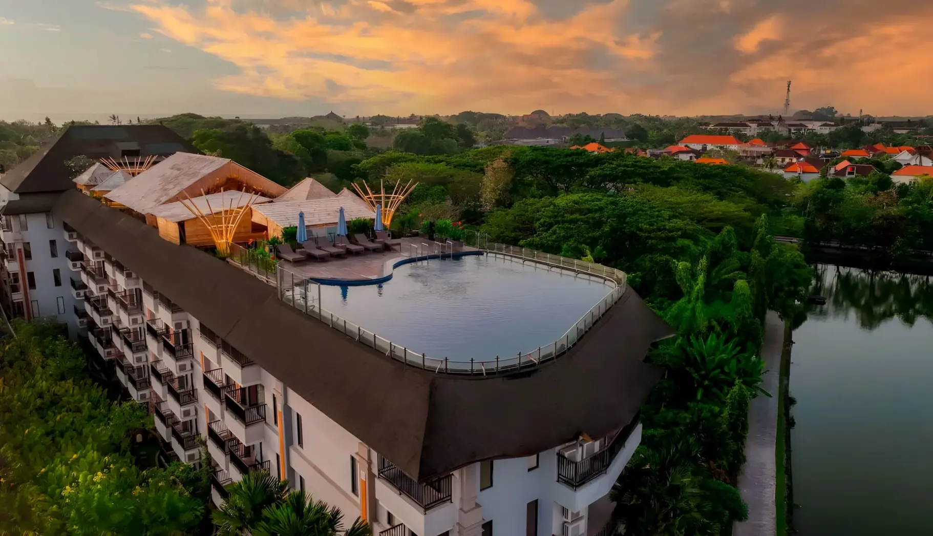 Basen w hotelu The Nest Hotel Nusa Dua