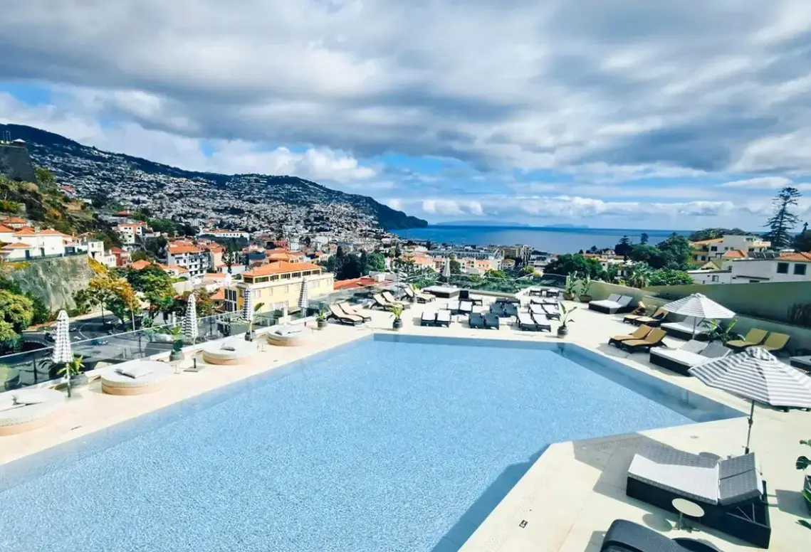 Basen w hotelu The Views Baía