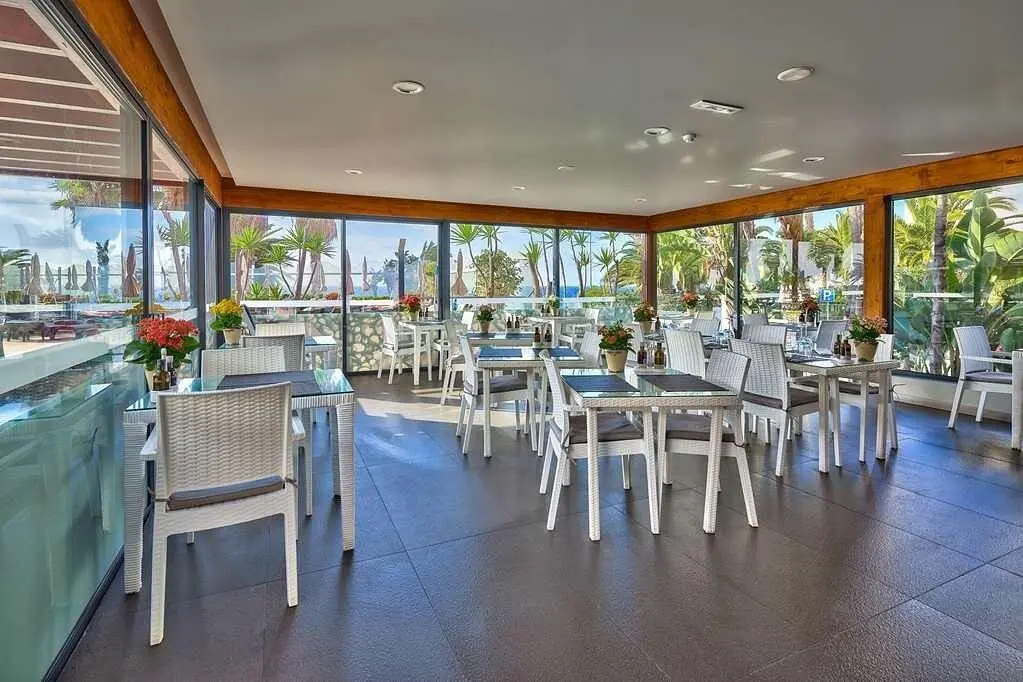 Restauracja i jedzenie w hotelu The Views Oásis
