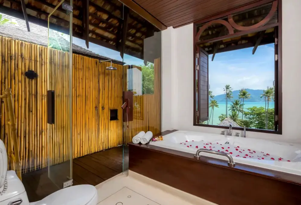 Łazienka w pokoju hotelu The Vijitt Resort Phuket
