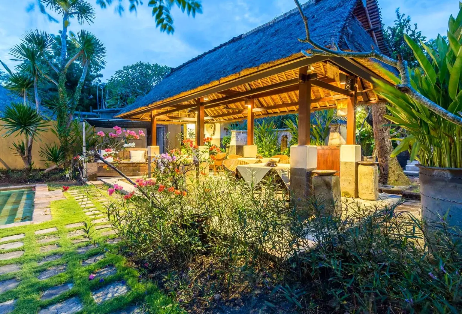 Restauracja i jedzenie w hotelu Visakha Sanur