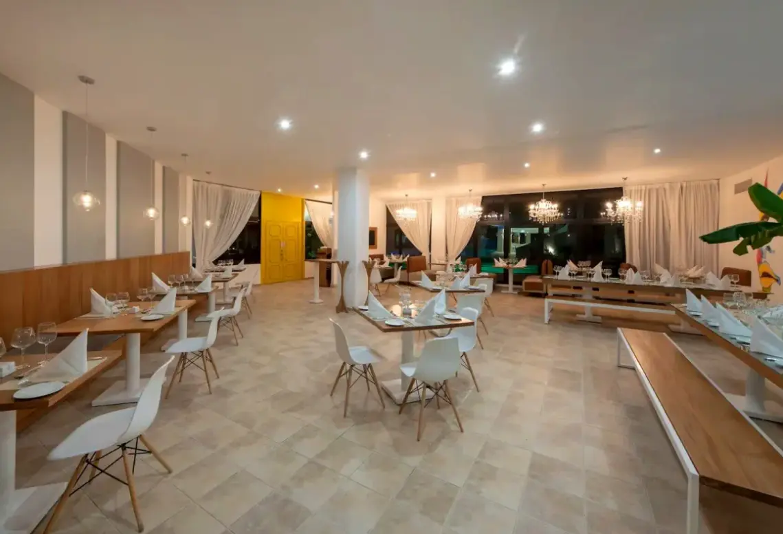 Restauracja i jedzenie w hotelu Viva Heavens By Wyndham