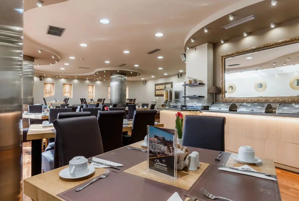 Restauracja i jedzenie w hotelu Acropolis Select