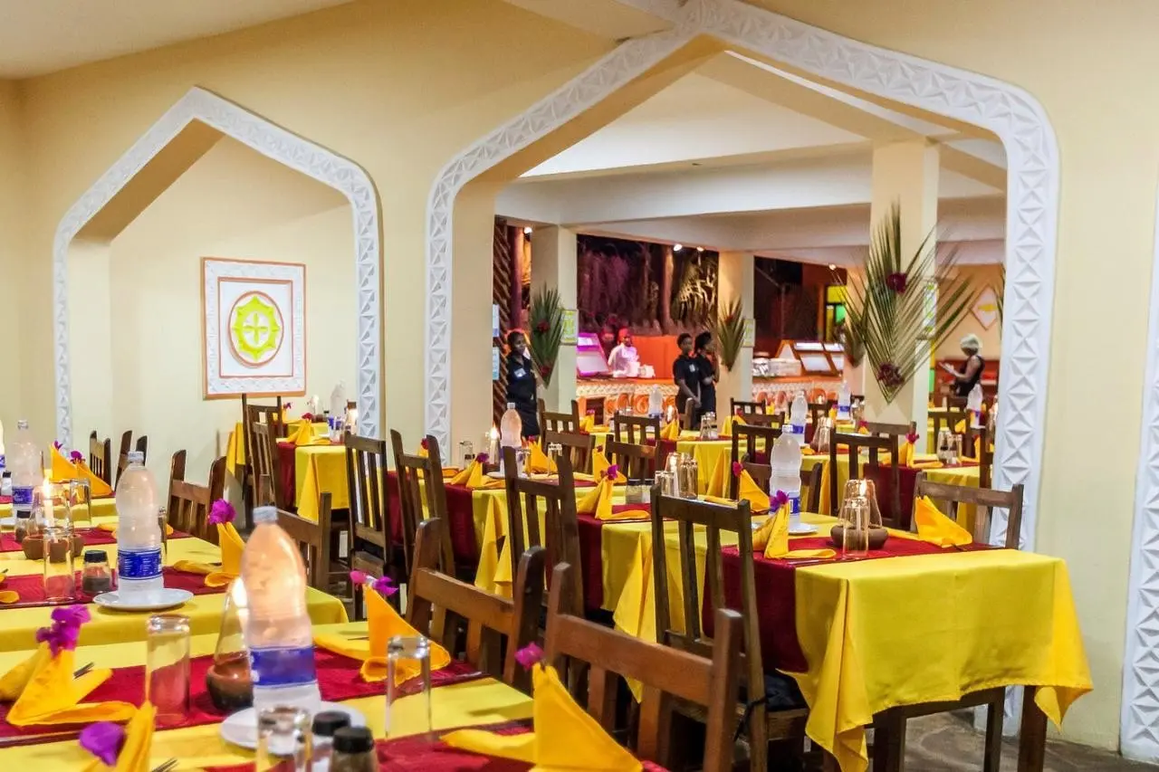Restauracja i jedzenie w hotelu Ahg Waridi Beach