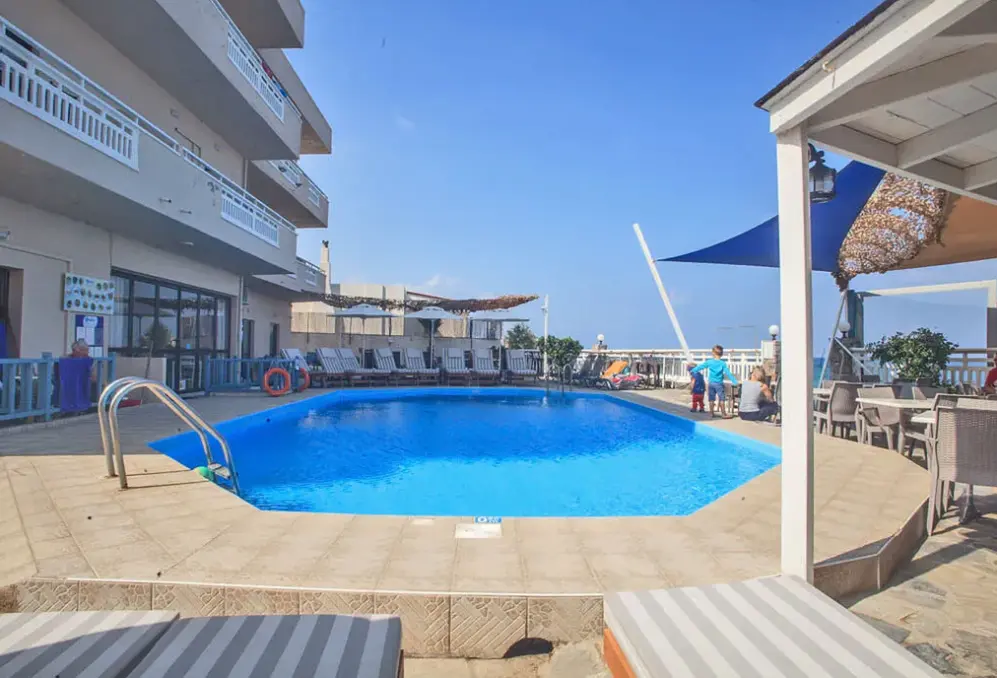 Basen w hotelu Almare Beach Hotel