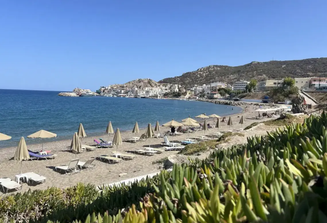 Plaża przy hotelu Alos Suites