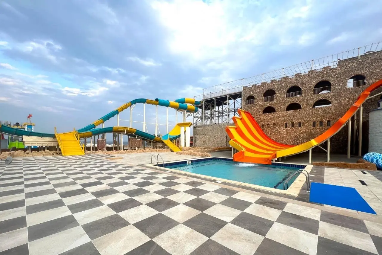 Basen w hotelu Amarina Jannah Resort & Aquapark