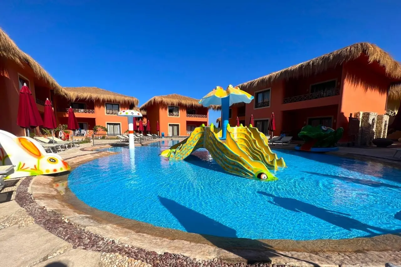 Basen w hotelu Amarina Jannah Resort & Aquapark