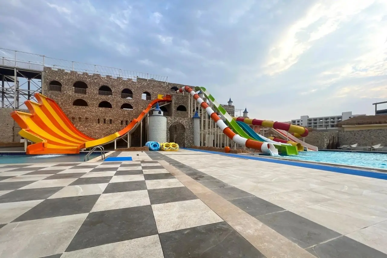 Basen w hotelu Amarina Jannah Resort & Aquapark