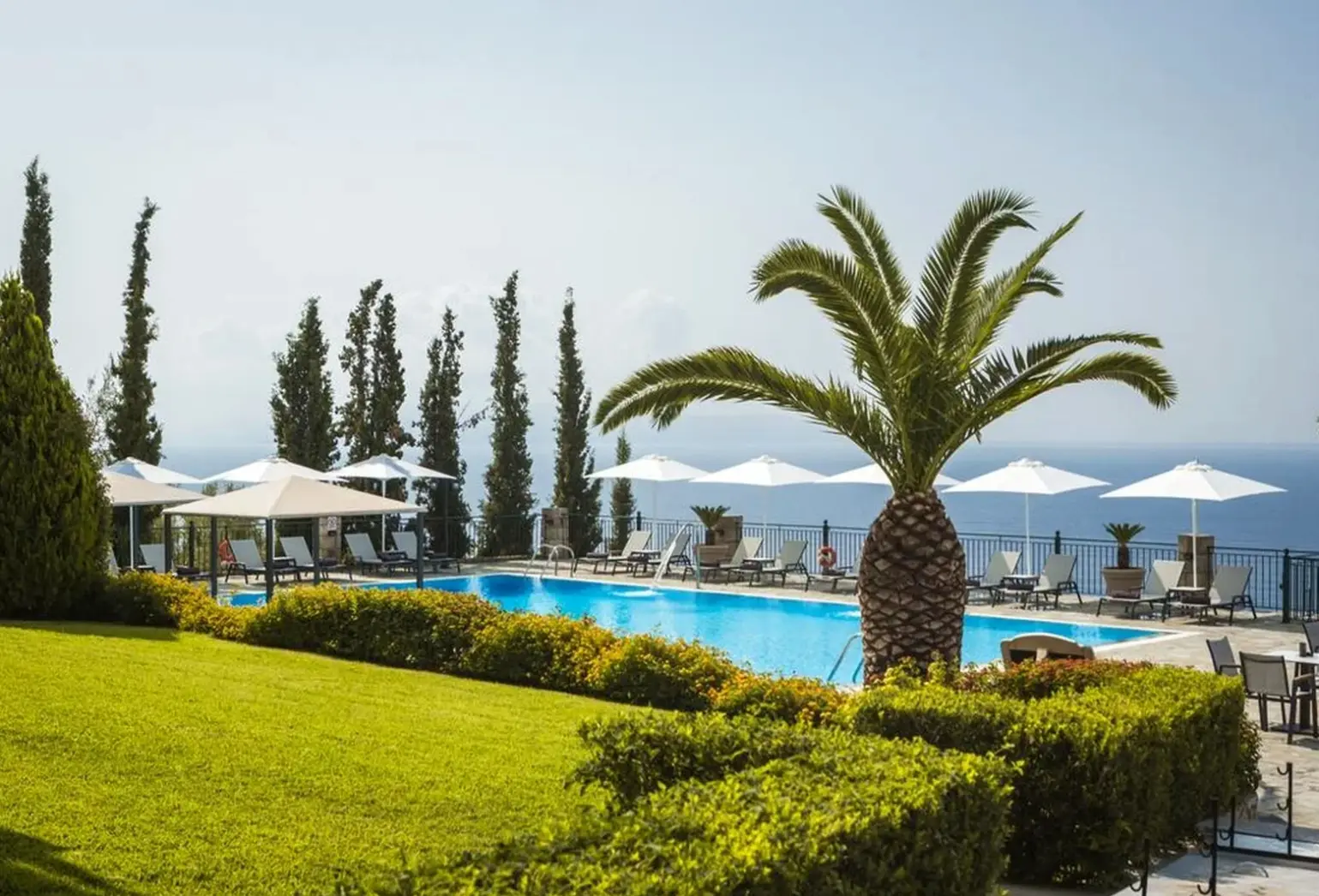 Basen w hotelu Antonia Hotel Lourdas