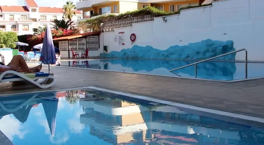 Basen w hotelu Apartamentos Pez Azul