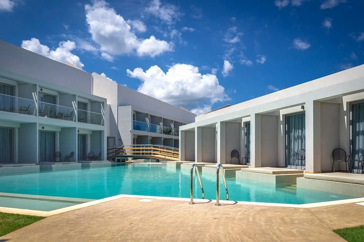 Basen w hotelu Arion Green Riviera