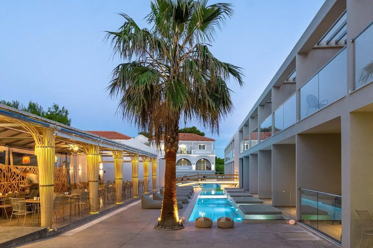 Basen w hotelu Arion Green Riviera
