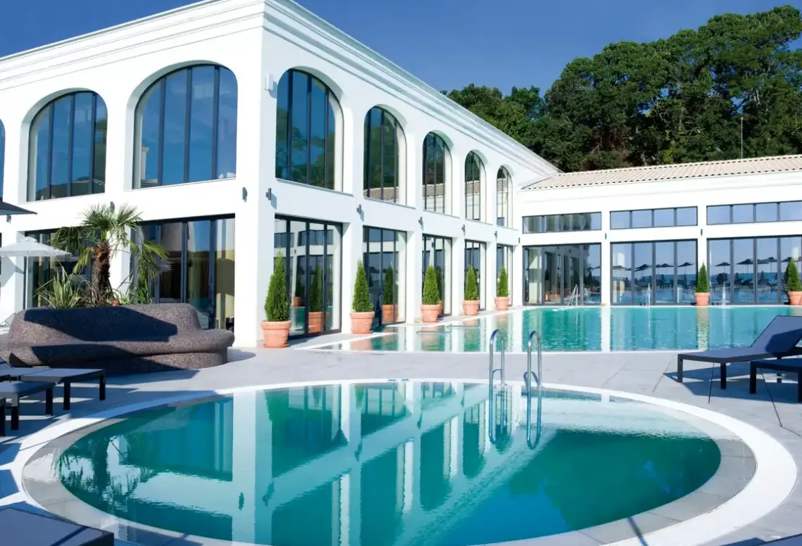 Basen w hotelu Astor Garden
