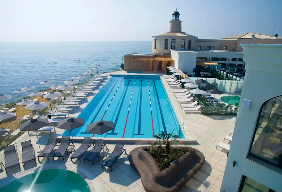 Basen w hotelu Astor Garden