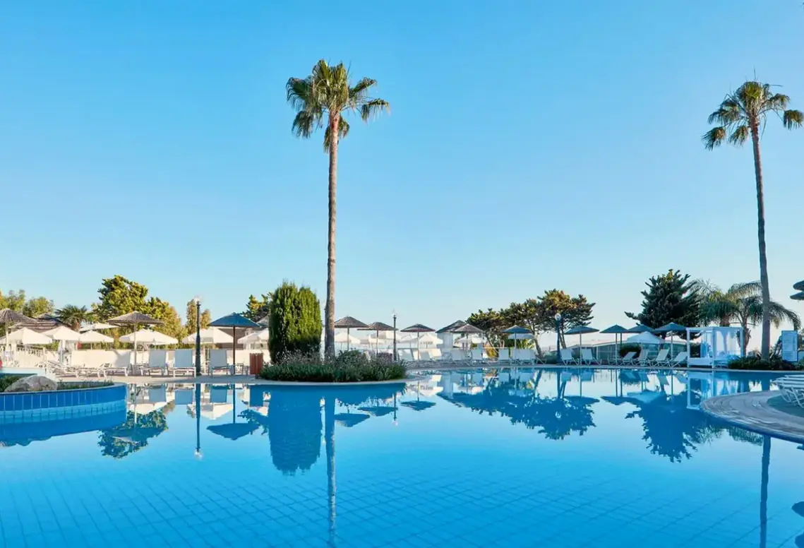 Basen w hotelu Atlantica Bay