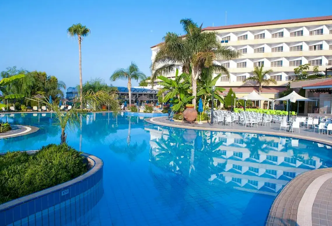 Basen w hotelu Atlantica Bay