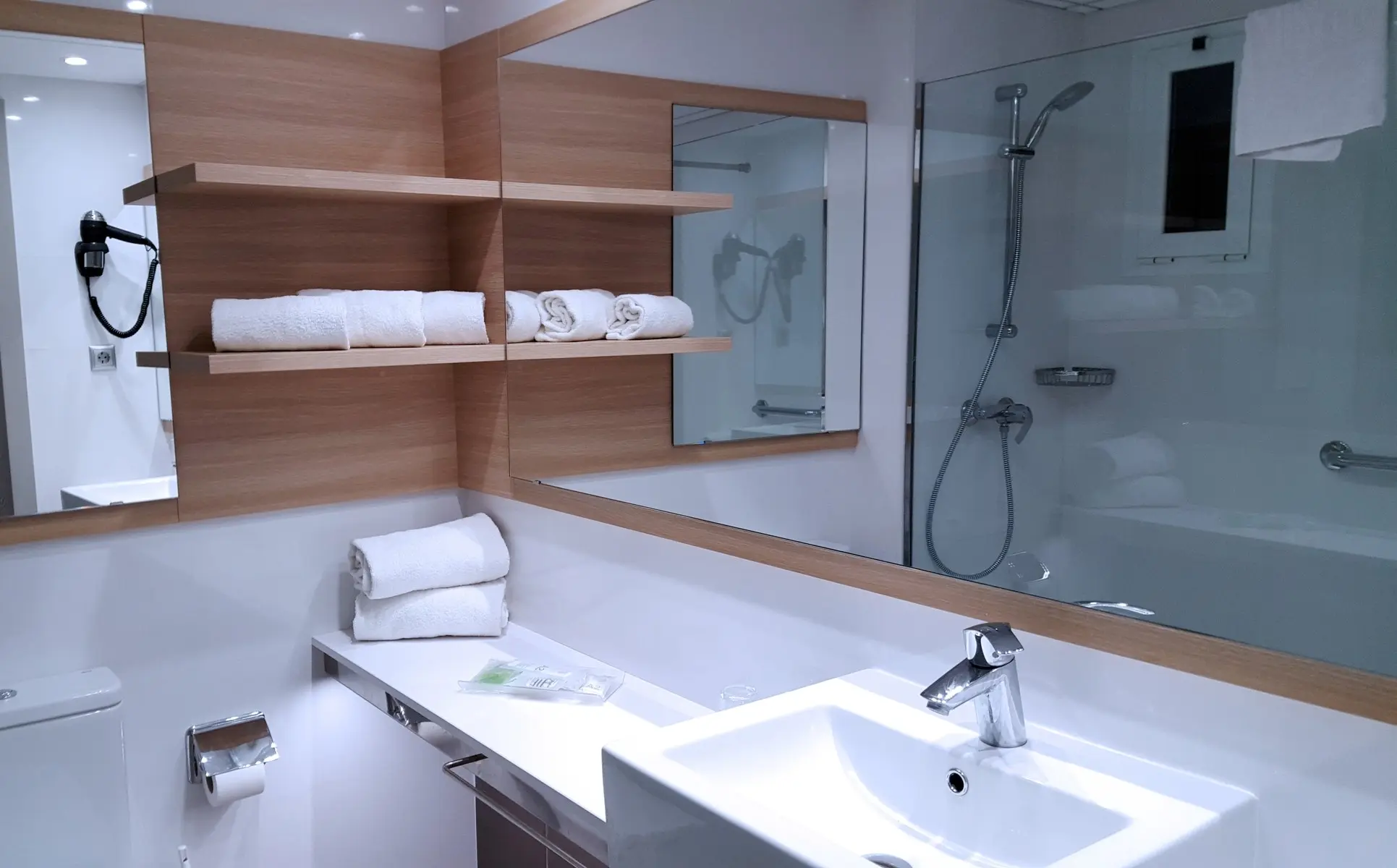 Łazienka w pokoju hotelu Augustus