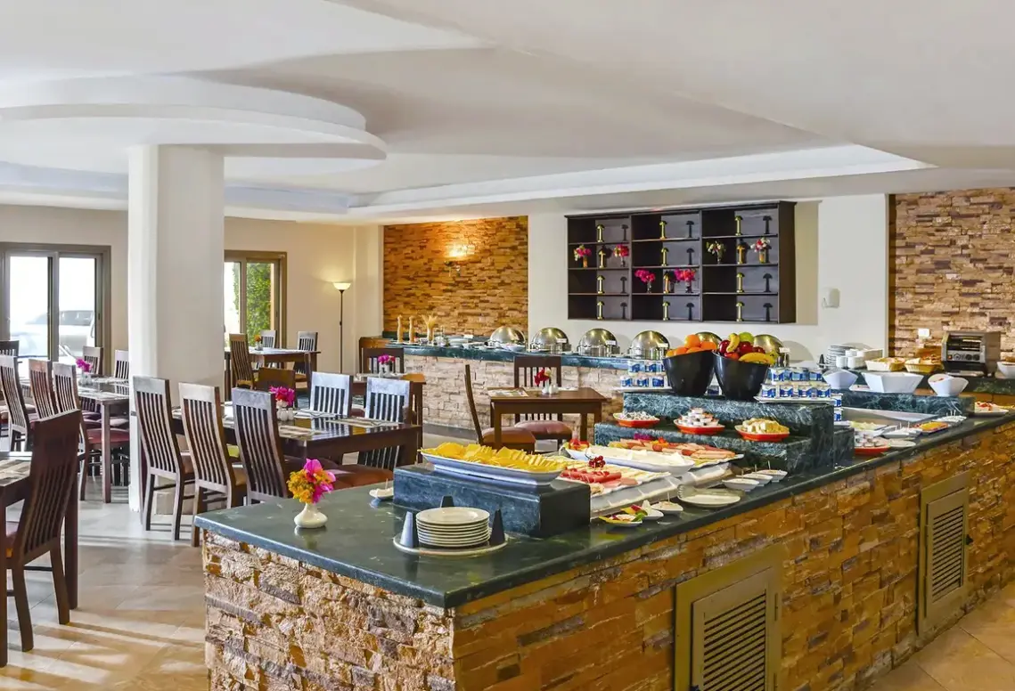 Restauracja i jedzenie w hotelu Aura Resort Sidi Abd El-Rahman