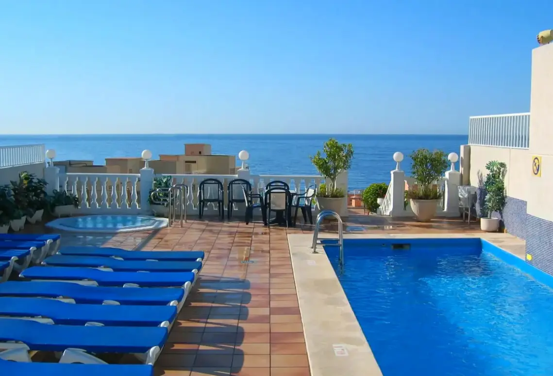 Basen w hotelu Avenida Benidorm