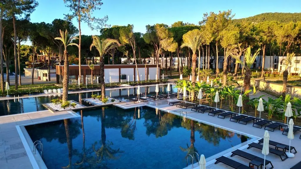 Basen w hotelu Aydinbey Siu Collection