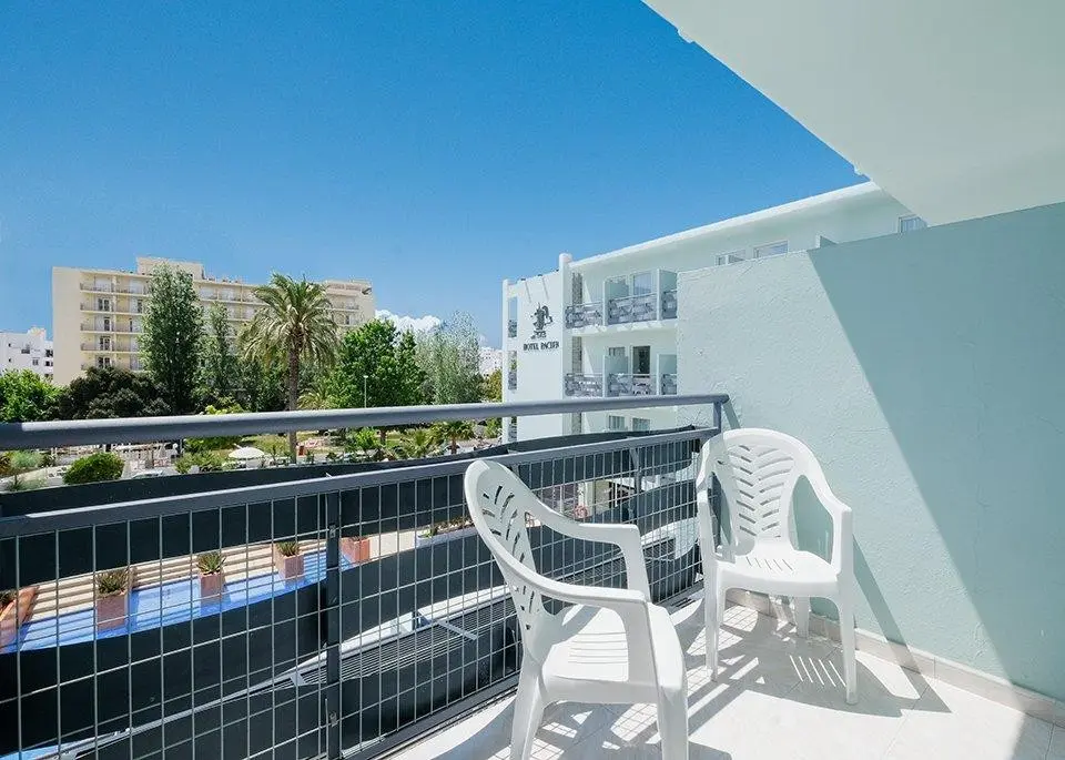 Basen w hotelu Azuline Pacific Hotel