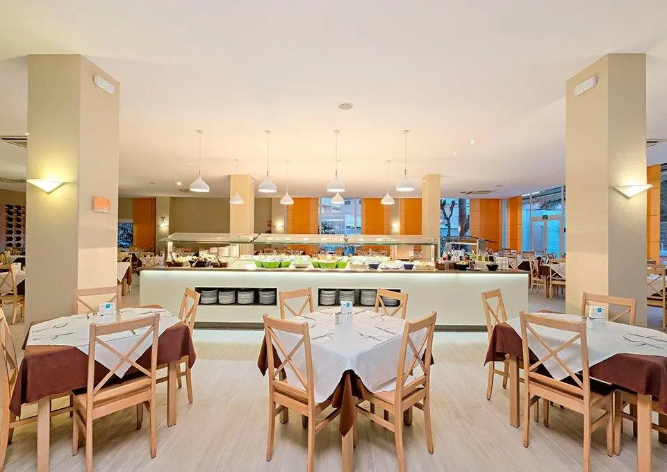 Restauracja i jedzenie w hotelu Azuline Pacific Hotel