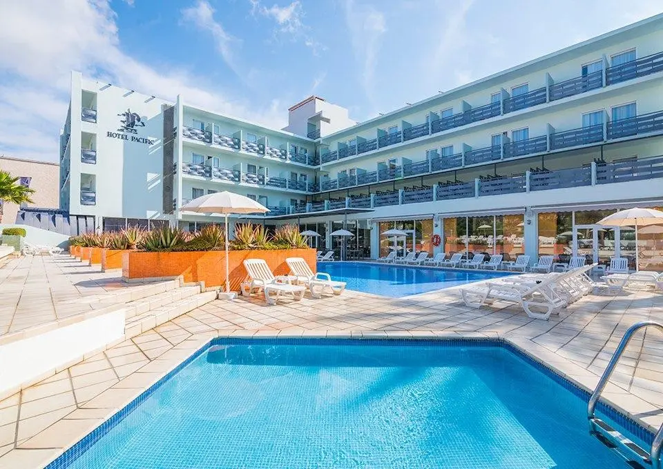 Basen w hotelu Azuline Pacific Hotel