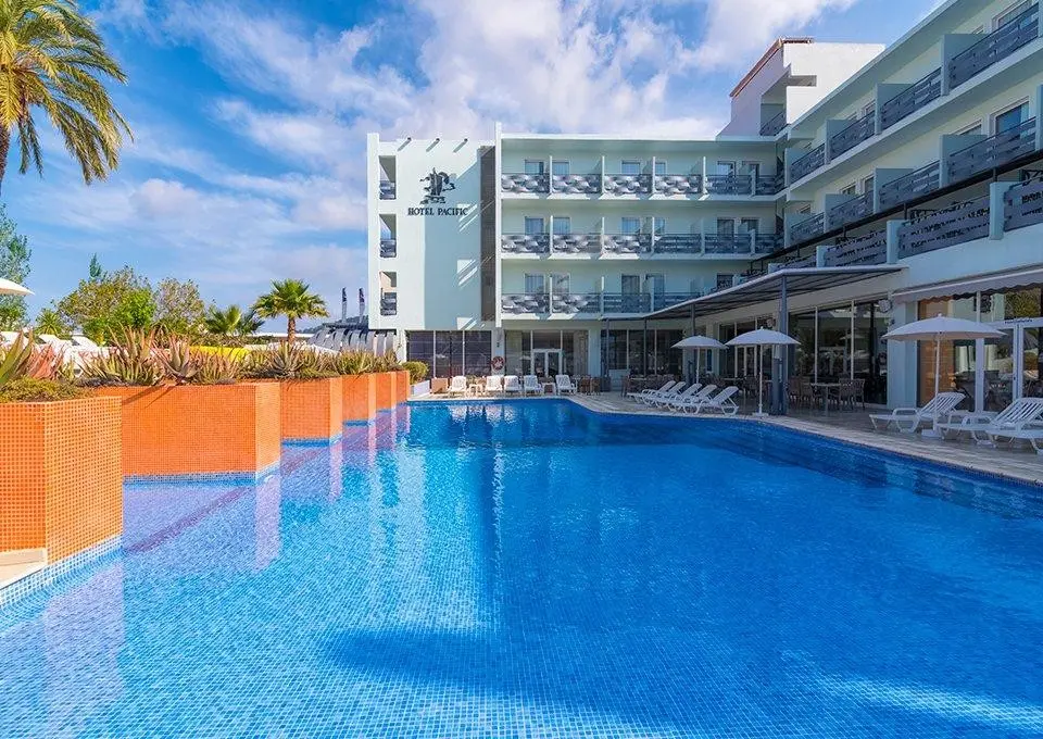 Basen w hotelu Azuline Pacific Hotel