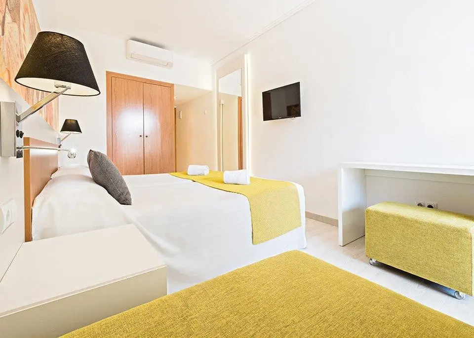 Pokój w hotelu Azuline Pacific Hotel
