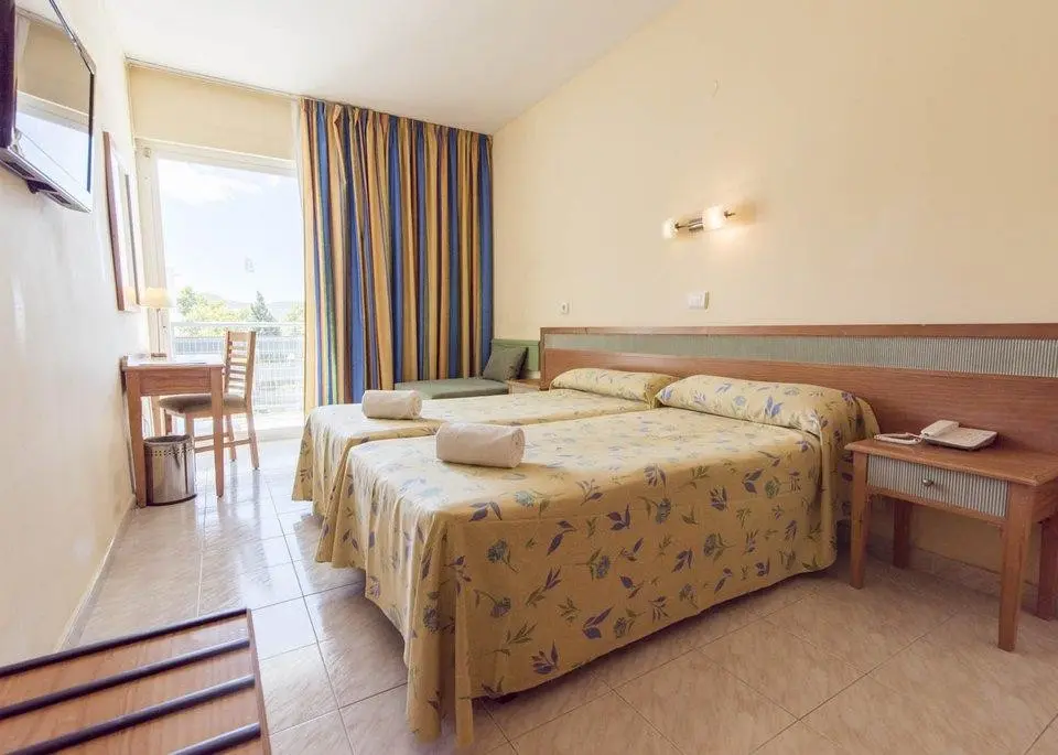 Pokój w hotelu Azuline Pacific Hotel