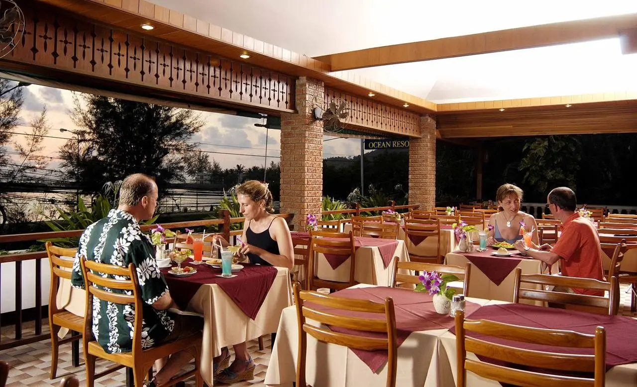 Restauracja i jedzenie w hotelu Best Western Phuket Ocean Resort