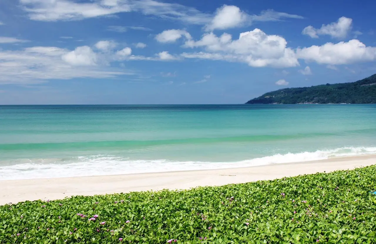 Plaża przy hotelu Best Western Phuket Ocean Resort