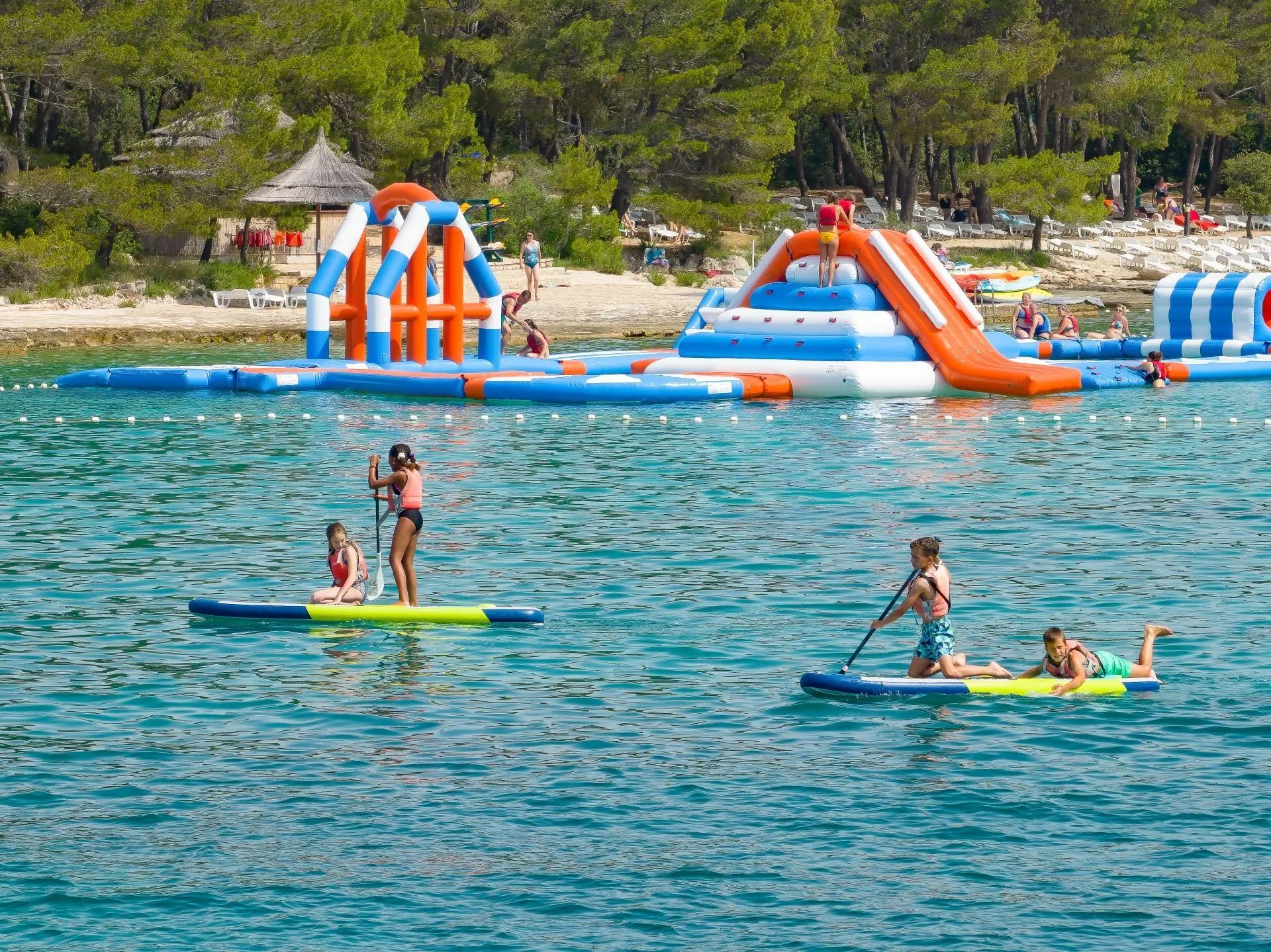 Atrakcje dla dzieci w hotelu Bungalows Pine Beach Pakostane