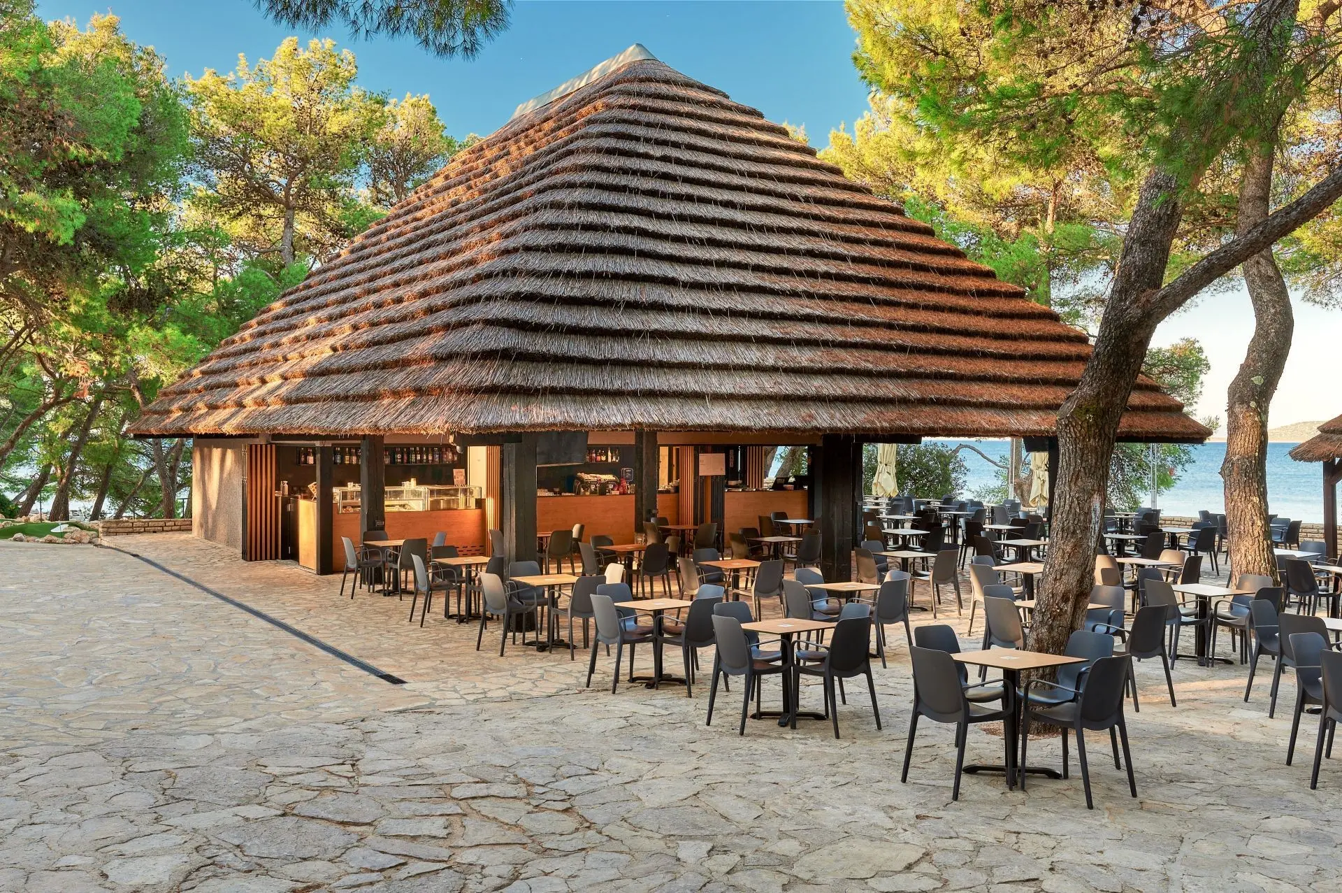 Restauracja i jedzenie w hotelu Bungalows Pine Beach Pakostane