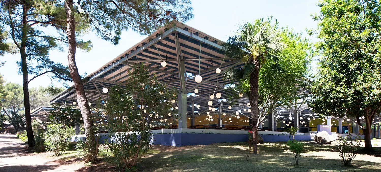 Restauracja i jedzenie w hotelu Bungalows Pine Beach Pakostane