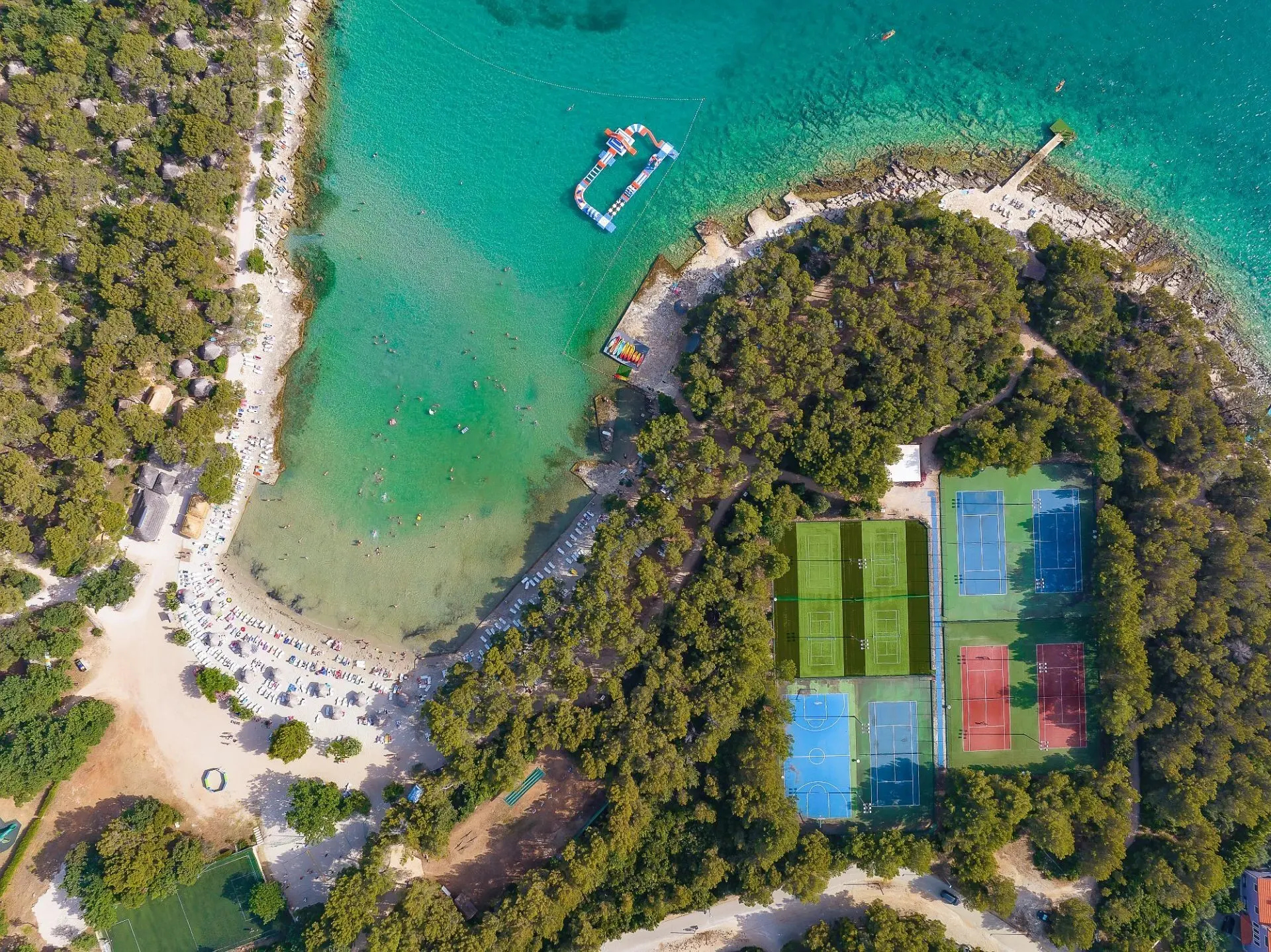 Plaża przy hotelu Bungalows Pine Beach Pakostane