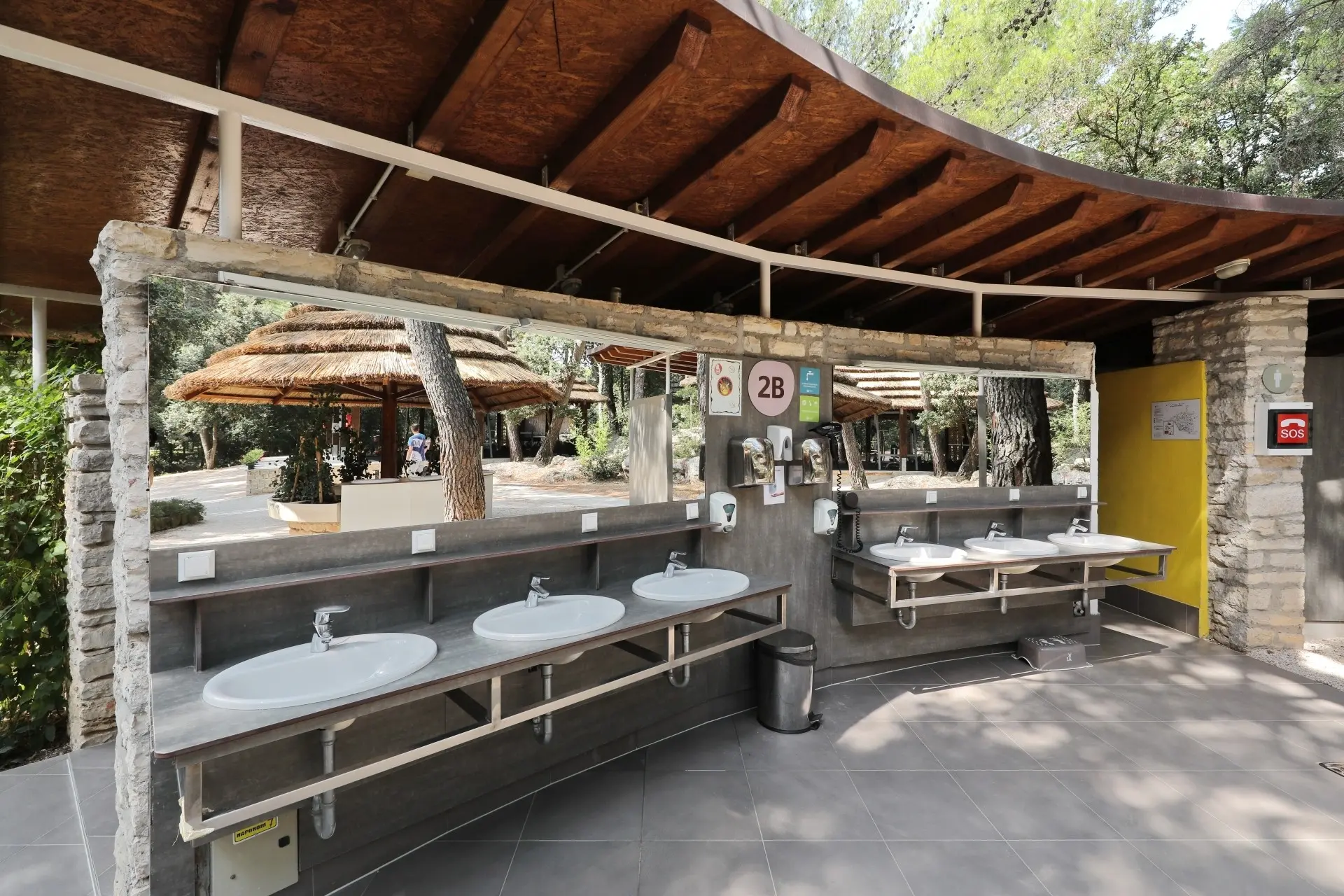 Restauracja i jedzenie w hotelu Bungalows Pine Beach Pakostane