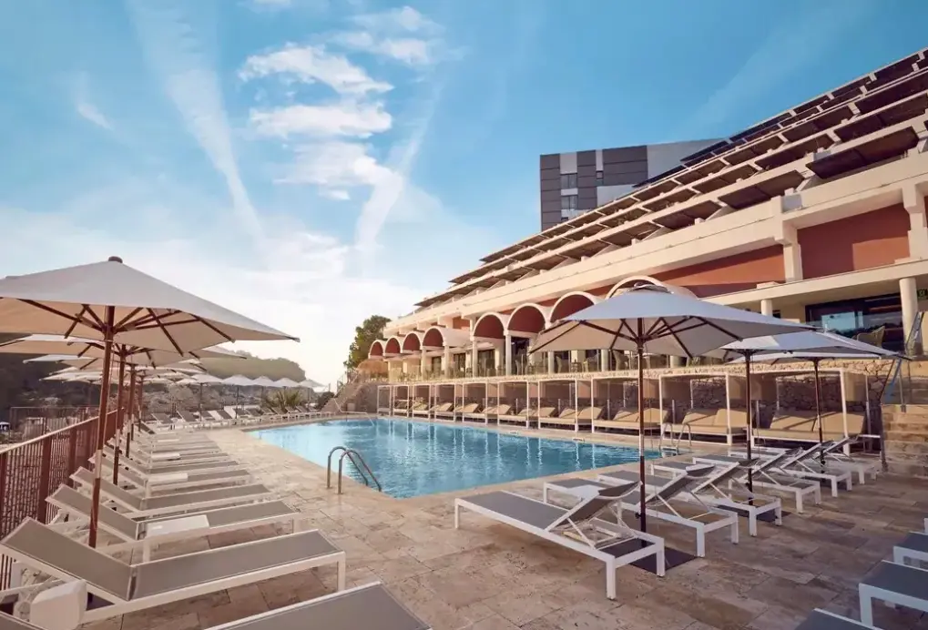 Basen w hotelu Cala San Miguel