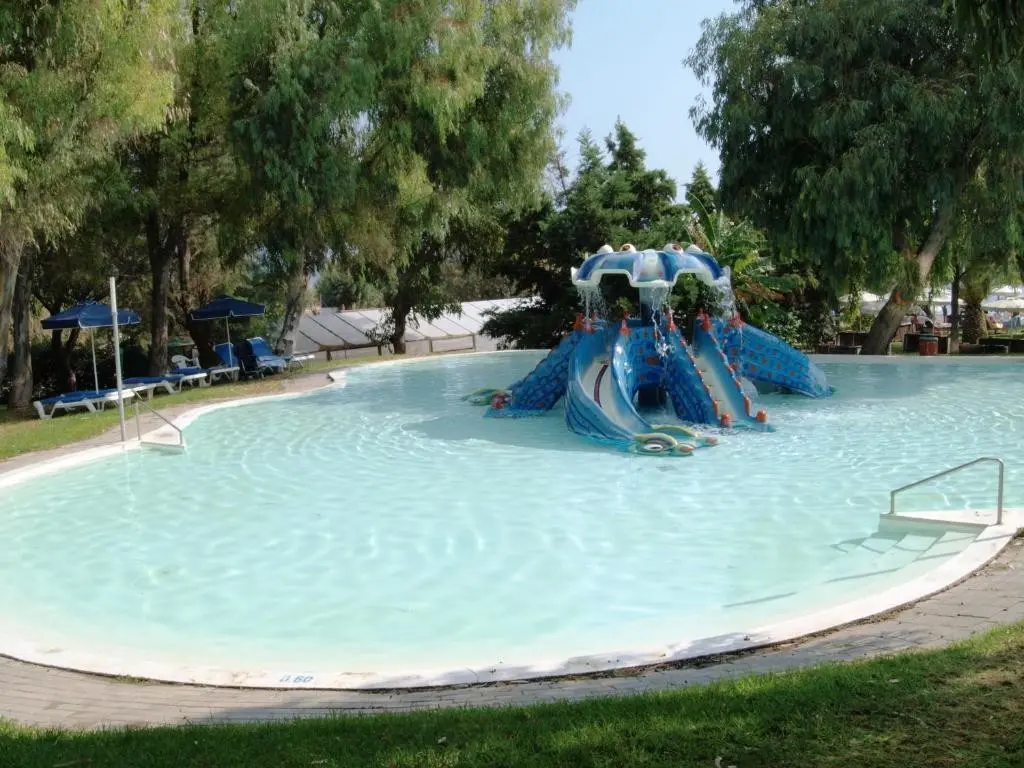 Basen w hotelu Calypso Palace